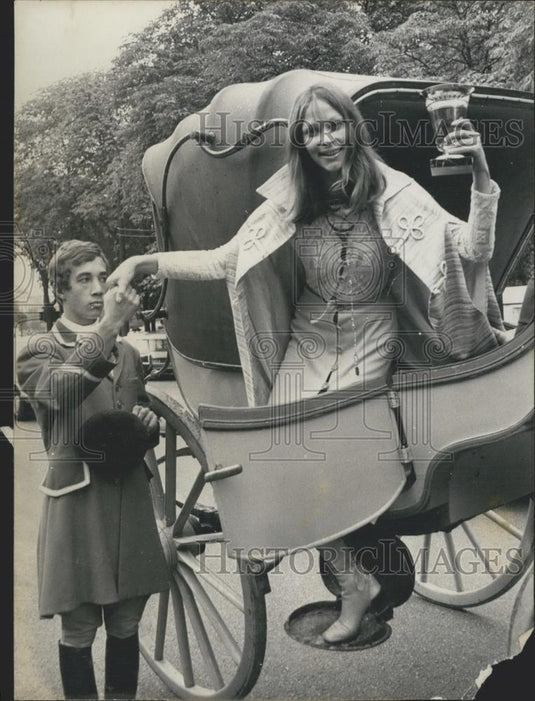 1970 Press Photo "Miss Ready-to-Wear" Sin Wood Presents Her Cup - Historic Images