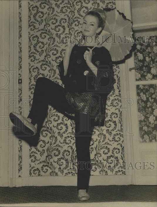 1964 Press Photo Anny Nelsen Demonstrates the "Li-Fu-Fu" - Historic Images