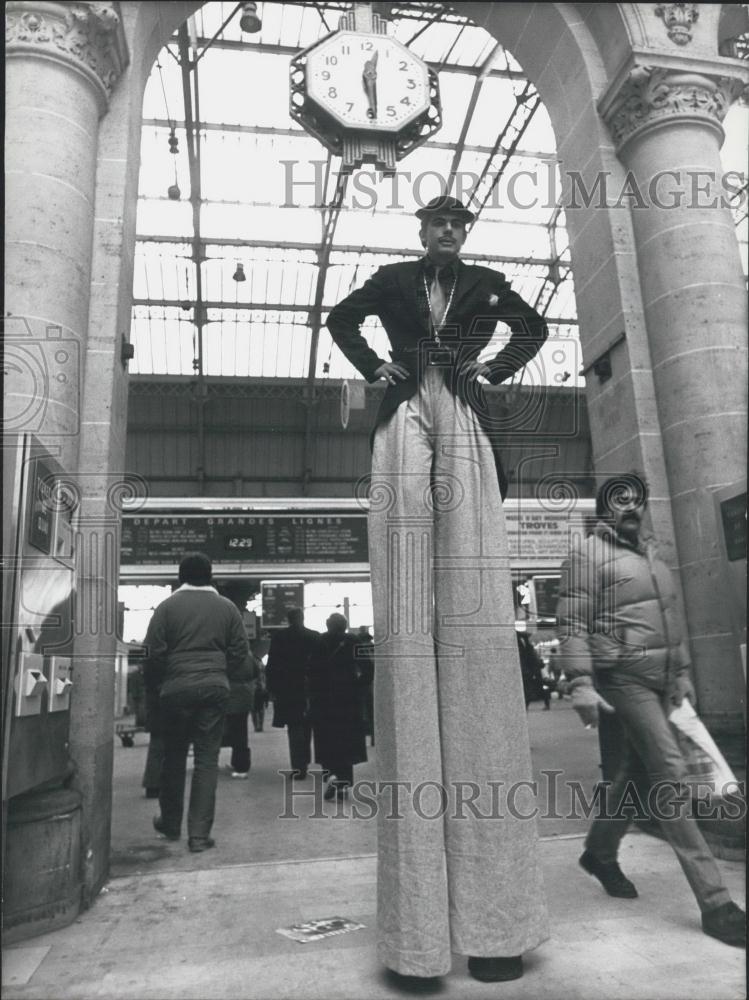 1985 Press Photo Tertous and Company Perform in Eastern Station in Paris - Historic Images