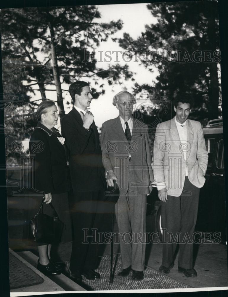 1953 Press Photo Professor Auguste Picard with wife, Mary, and Sons in Naples - Historic Images