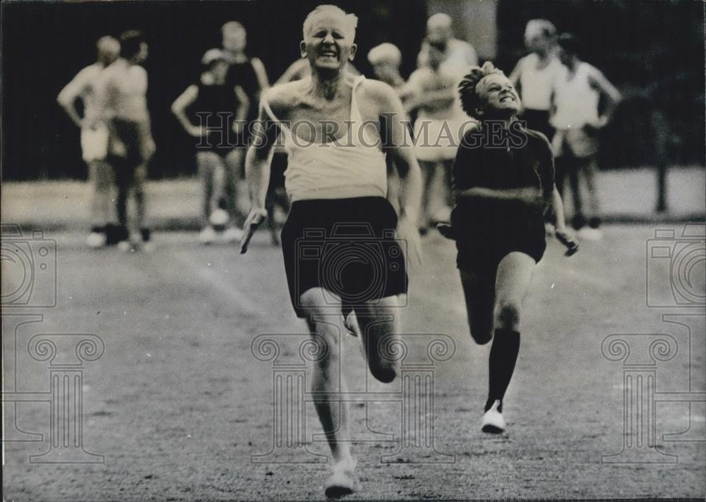 1968 Press Photo Young and Old Race. Bremen. &quot;Deutscher Jugendphotopreis 1967&quot; - Historic Images