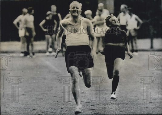 1968 Press Photo Young and Old Race. Bremen. "Deutscher Jugendphotopreis 1967" - Historic Images