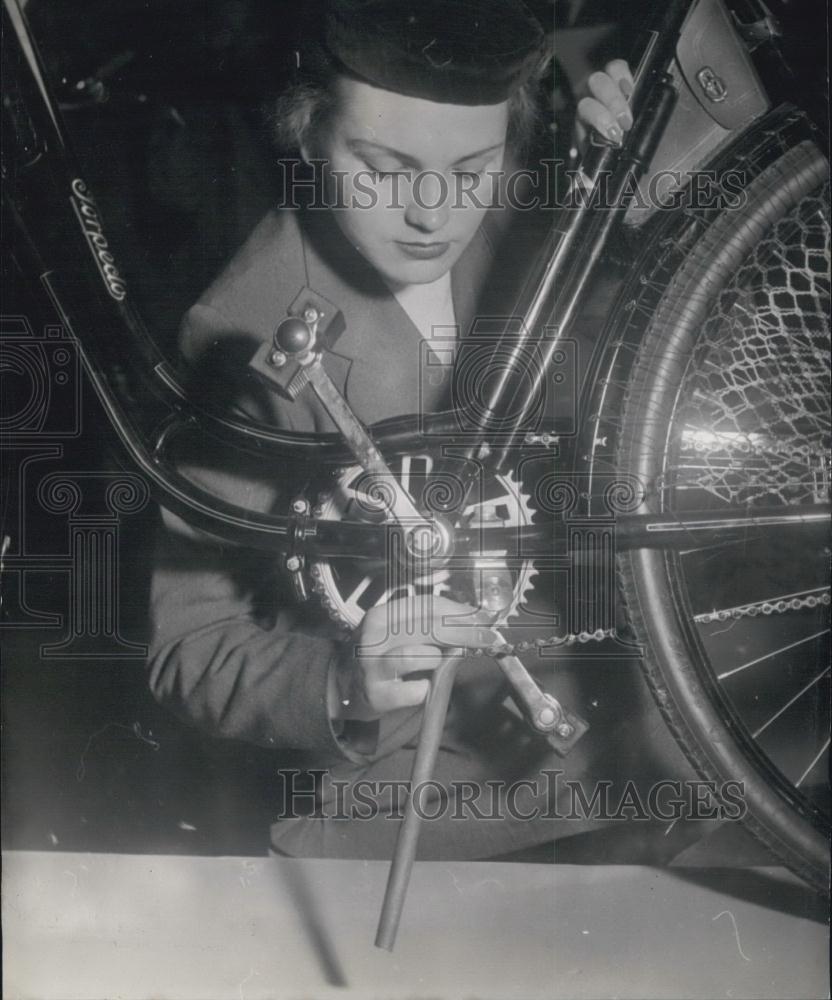 Press Photo New Bicycle Kickstand. IFMA Germany. - Historic Images