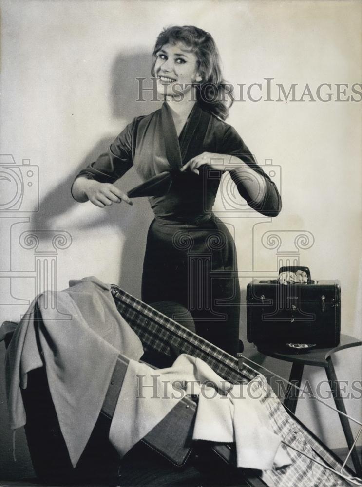 Press Photo Kay Fischer. Versatile Blouse. - Historic Images