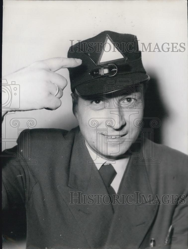 1954 Press Photo Reflector Light on Hats for German Pedestrians. - Historic Images