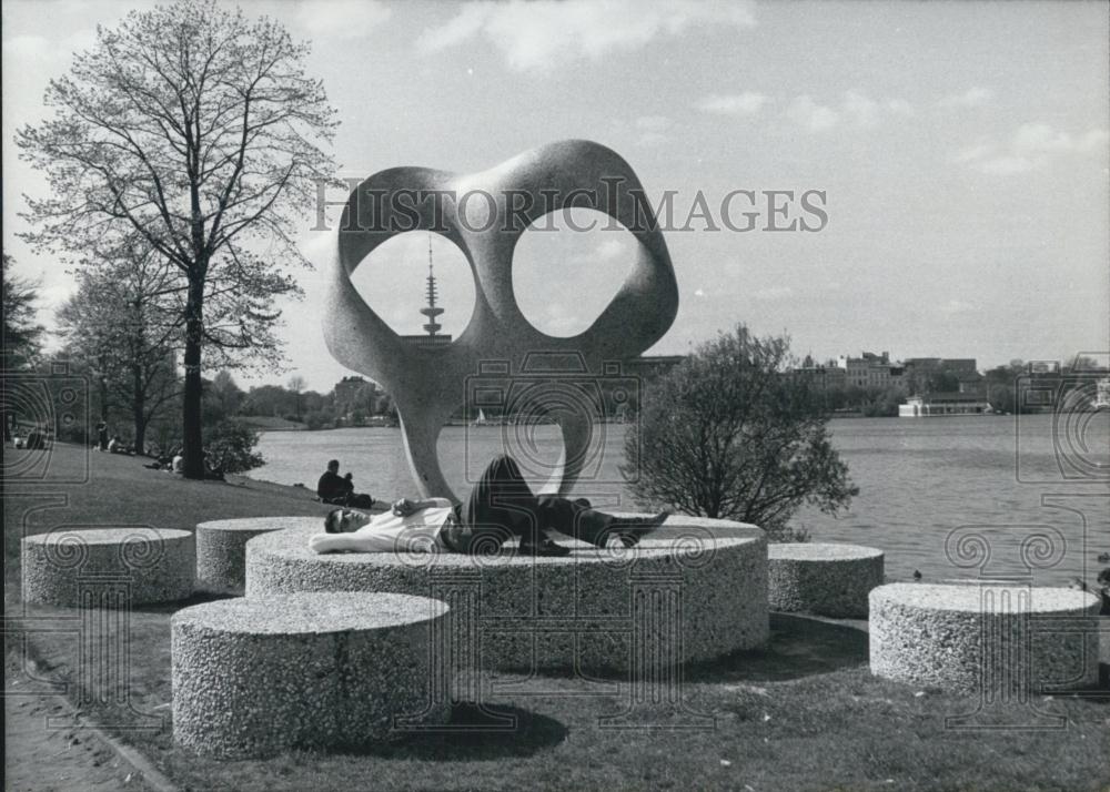 1968 Press Photo Prof. Max Bill Sculpture &quot;Rhythm in Space.&quot; Hamburg. - Historic Images