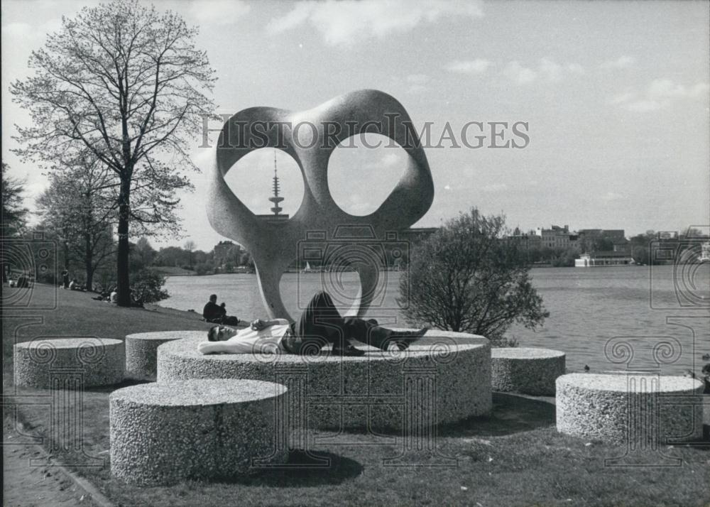 1968 Press Photo Prof. Max Bill Sculpture "Rhythm in Space." Hamburg. - Historic Images