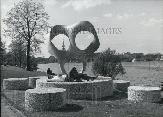 1968 Press Photo Prof. Max Bill Sculpture "Rhythm in Space." Hamburg. - Historic Images