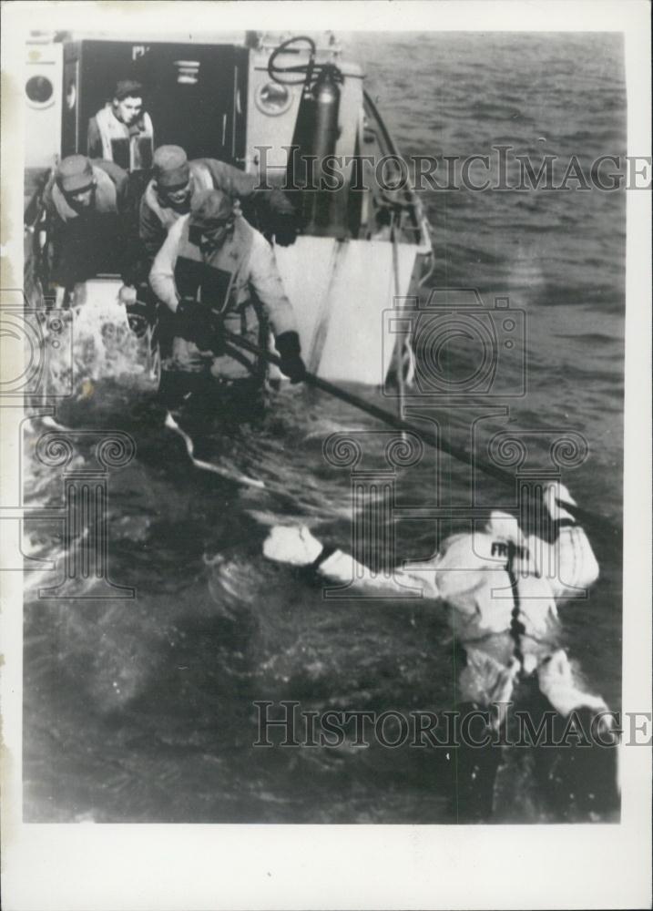 1951 Press Photo American Pilot Rescued from Ocean by Rescue Team. - Historic Images