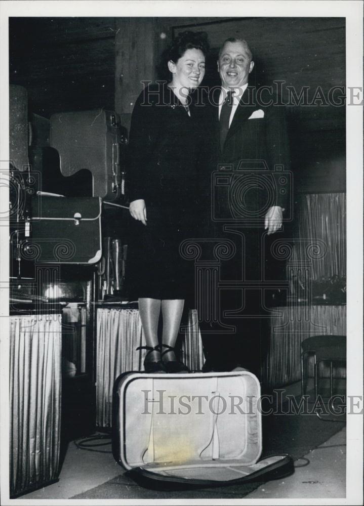 1951 Press Photo Leather Wares Festival. Offenbach. Hapting &amp; Co. Suitcase. - Historic Images