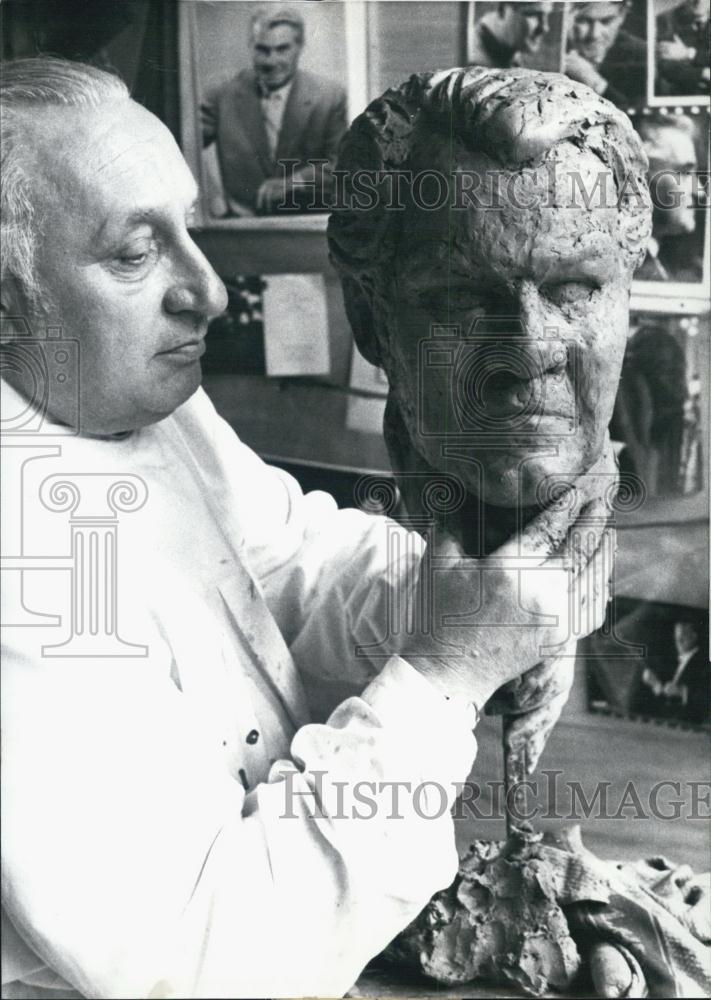 1968 Press Photo Sculptor Georg Bauer. Bust of Joseph Keilberth. - Historic Images