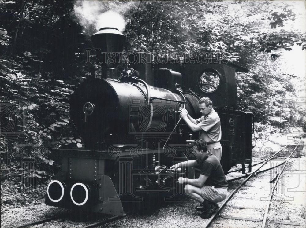 Press Photo Men Oil Locomotive in Germany. - Historic Images