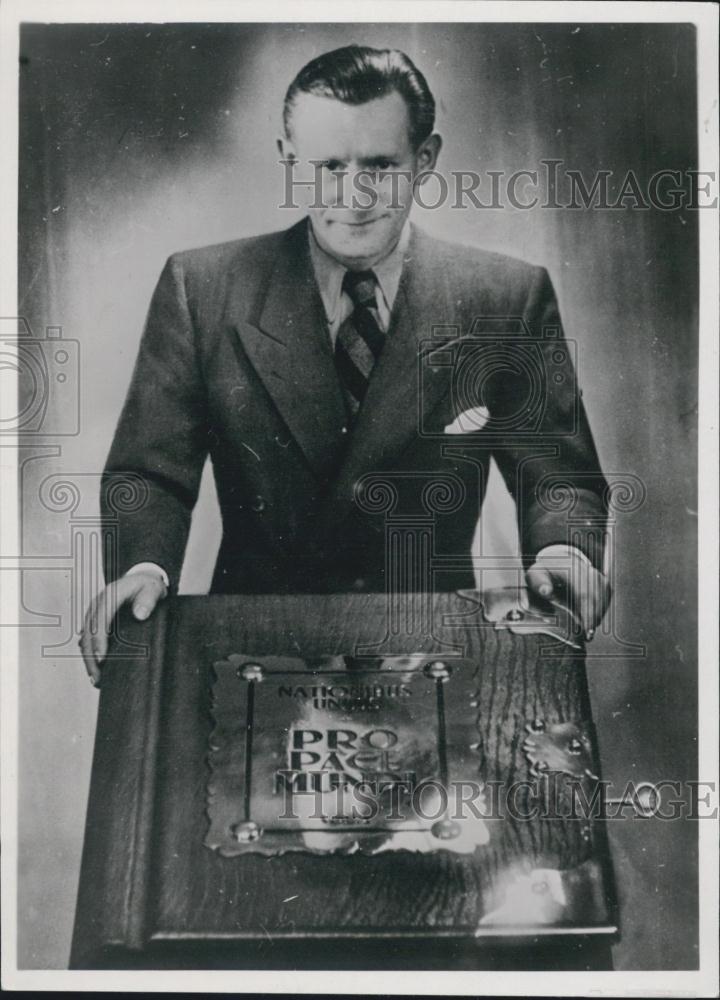 1949 Press Photo Hugo Kuehner and his &quot;Friedensbuch.&quot; - Historic Images