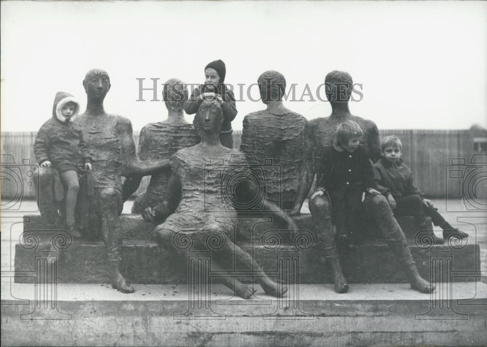 1967 Press Photo Ursula Querner Statue in Hamburg. - Historic Images