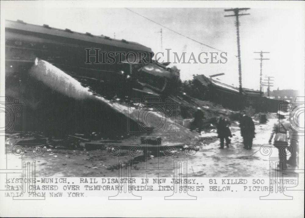 1951 Press Photo Train Crash on Temporary Bridge in New Jersey. - Historic Images