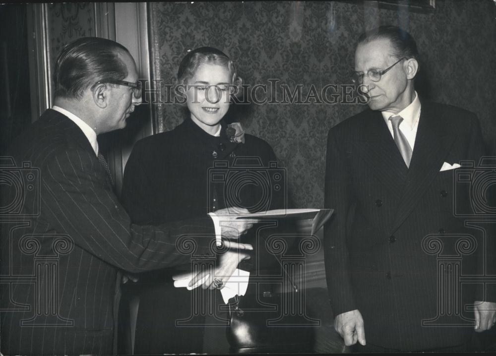 1953 Press Photo Clare Booth Luce Presents Credibility Letters to de Gasperi - Historic Images