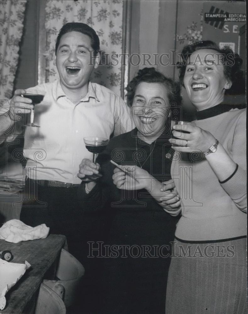 1952 Press Photo Mrs. S. Mingozzi Celebrates 54 Million Lira Win in Soccer Pool - Historic Images