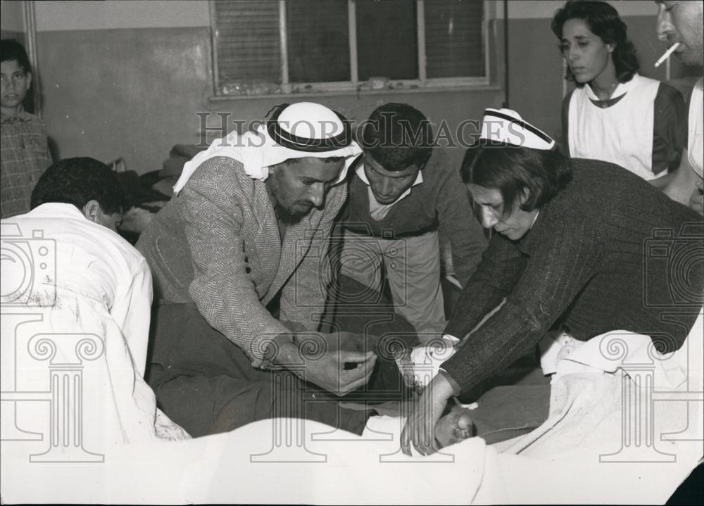 Press Photo Doctors and Nurses treat Injured Children - Historic Images
