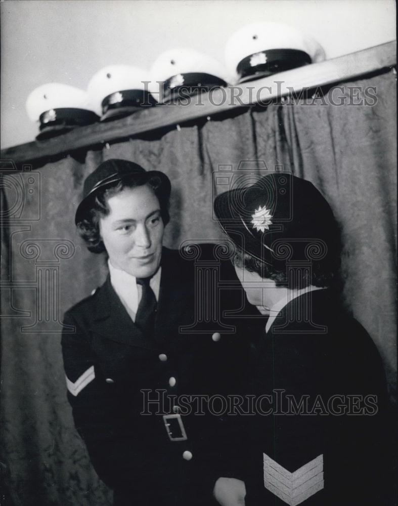 1956 Press Photo New Clothes for Hamburg Policewomen. - Historic Images