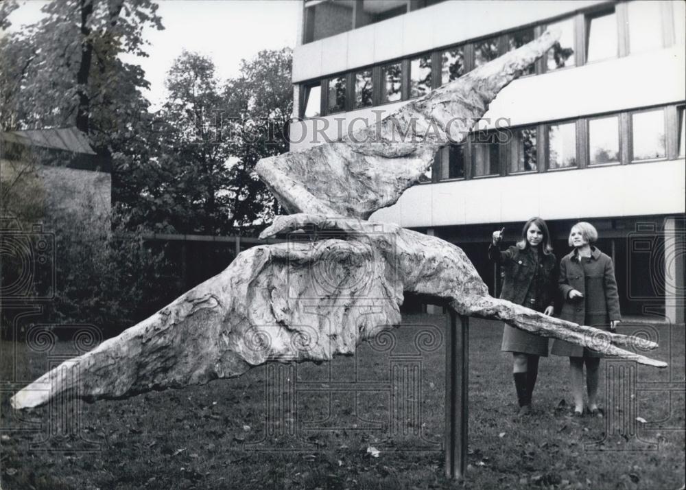 1967 Press Photo Gotthelf Schlotter Sculpture &quot;Konkunktur-Vogel.&quot; Darmstadt. - Historic Images