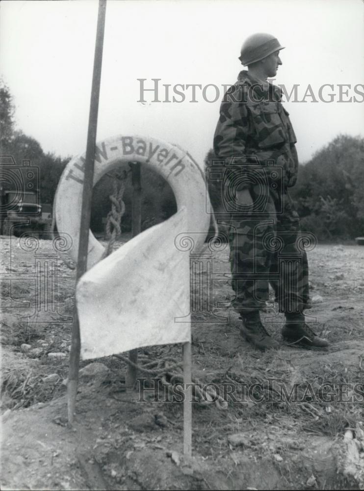 1956 Press Photo Munich Pioneers. Build Pontoon Bridge over Danube. Exercise. - Historic Images