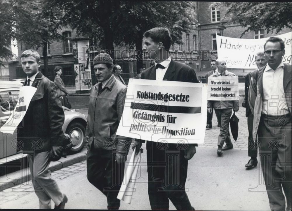 Press Photo Draft Opposition Marchers in Bonn. - Historic Images
