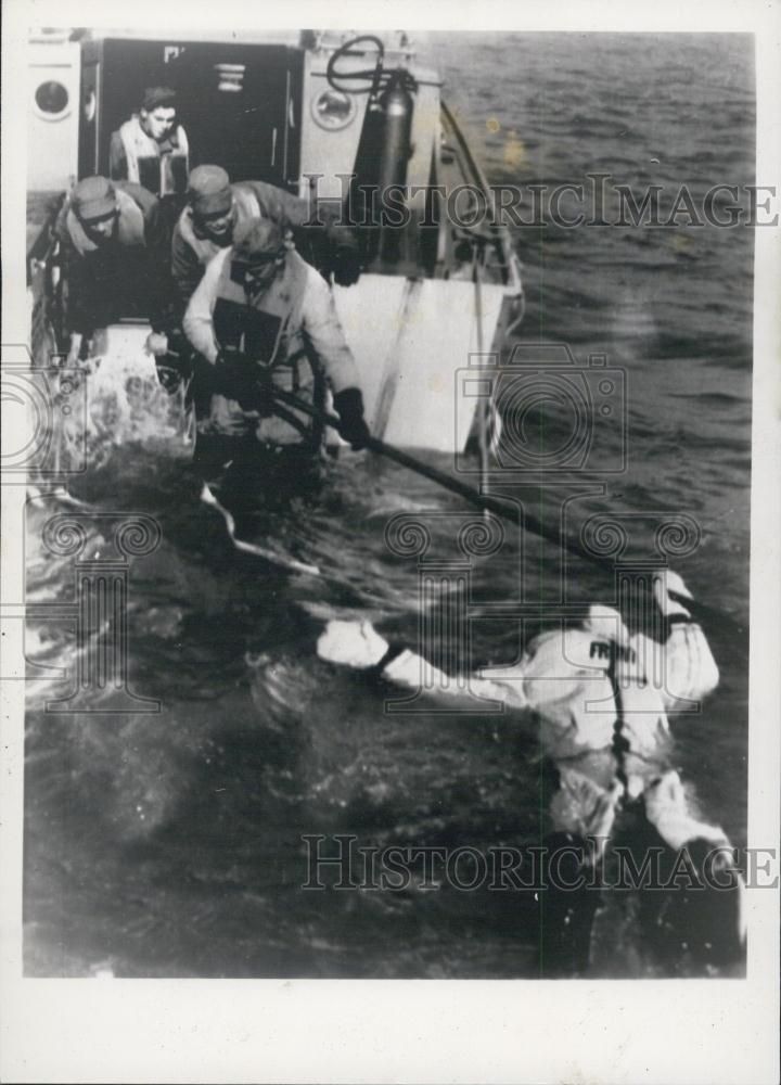 1951 Press Photo Rescue Crew Saves American Pilot in Ocean. - Historic Images