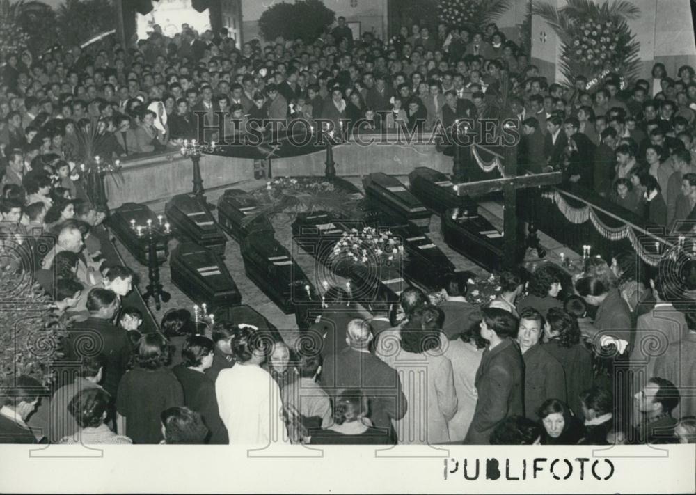 Press Photo Mourning Victims Recent Train Wreck - Historic Images