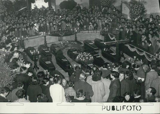 Press Photo Mourning Victims Recent Train Wreck - Historic Images