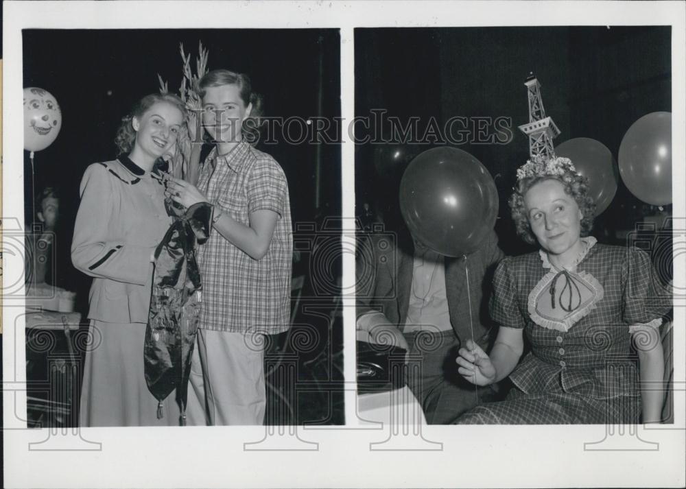 1950 Press Photo Berlin Summer Evening Festival. Miss London and Miss New York. - Historic Images