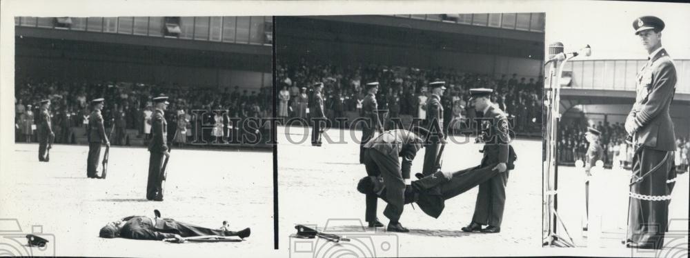 1955 Press Photo British Soldier Passes Out During Parade in Ohnmacht. - Historic Images