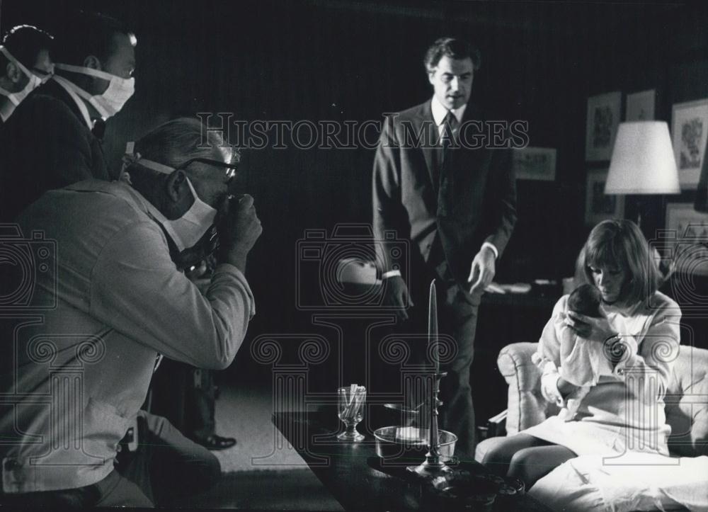1968 Press Photo Actress Hildegard Knef and Daughter Christina Antonia. - Historic Images