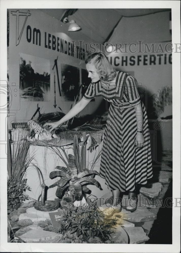 1950 Press Photo ERP-Leather Exhibition in Offenbach/Main. - Historic Images