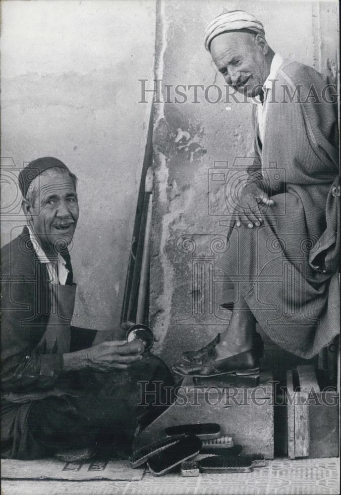 1967 Press Photo Shoe Shine/Cleaner in Tunisia. - Historic Images