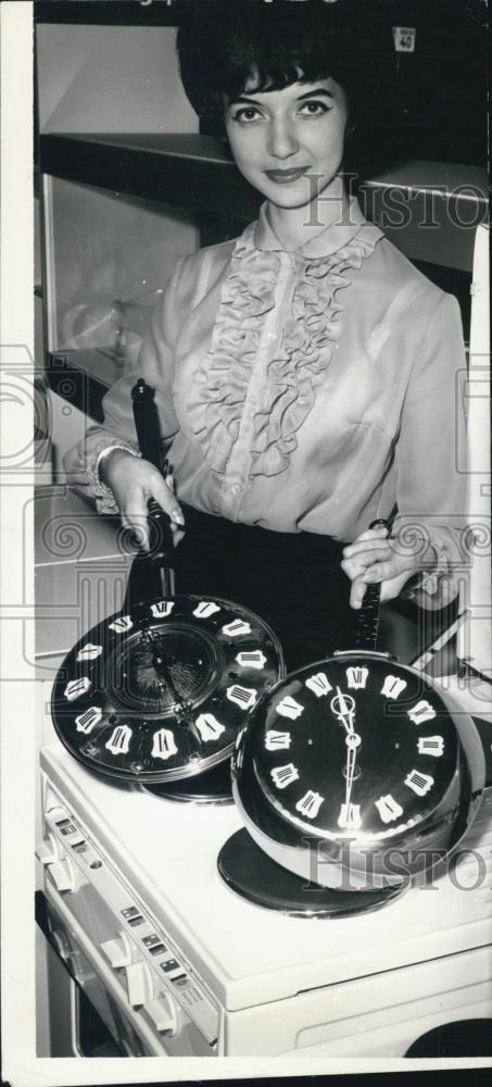 1963 Press Photo Frying Pans with Clocks on Them. Berlin. - Historic Images