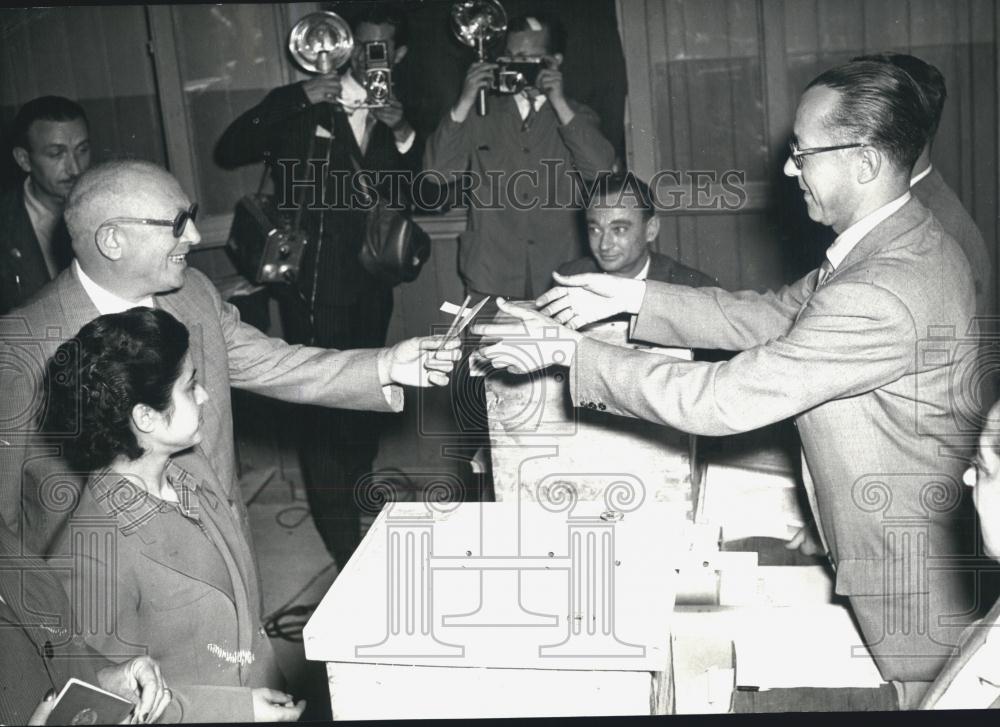 1953 Press Photo Nenni Casts Vote in Rome - Historic Images