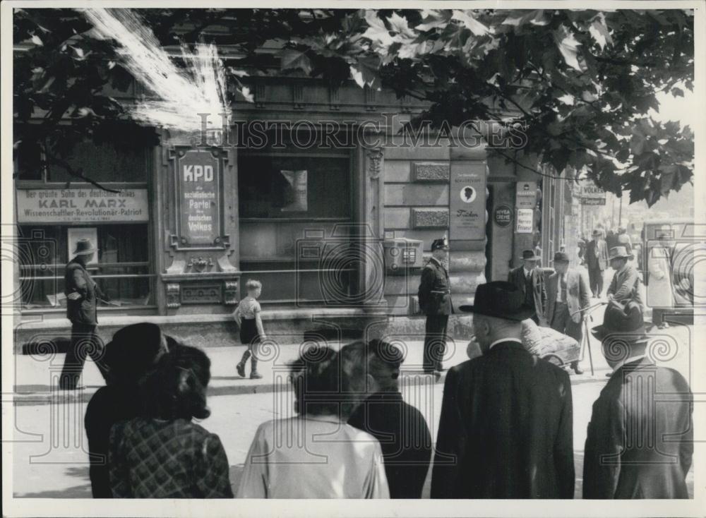 1953 Press Photo Police in Front of Duisburg KPD Office. Benzine Canister. - Historic Images