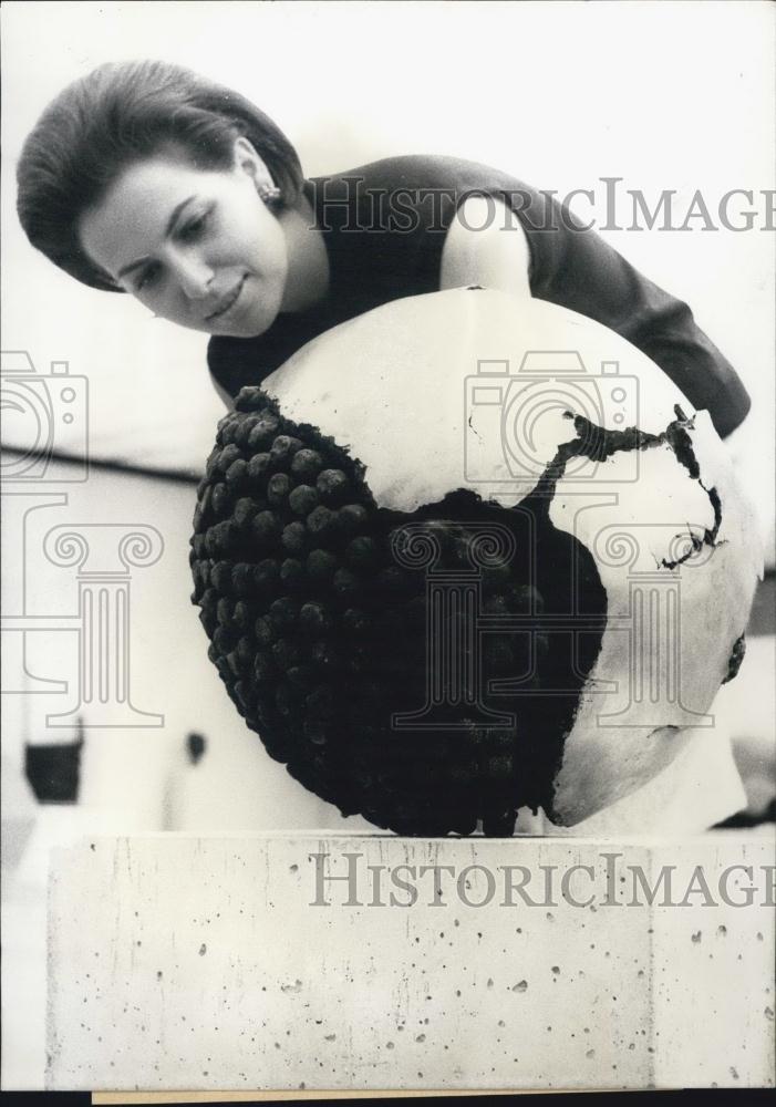 1965 Press Photo Cologne Sculptor Jochen Hiltmann - "Sterco d'Elefante." - Historic Images