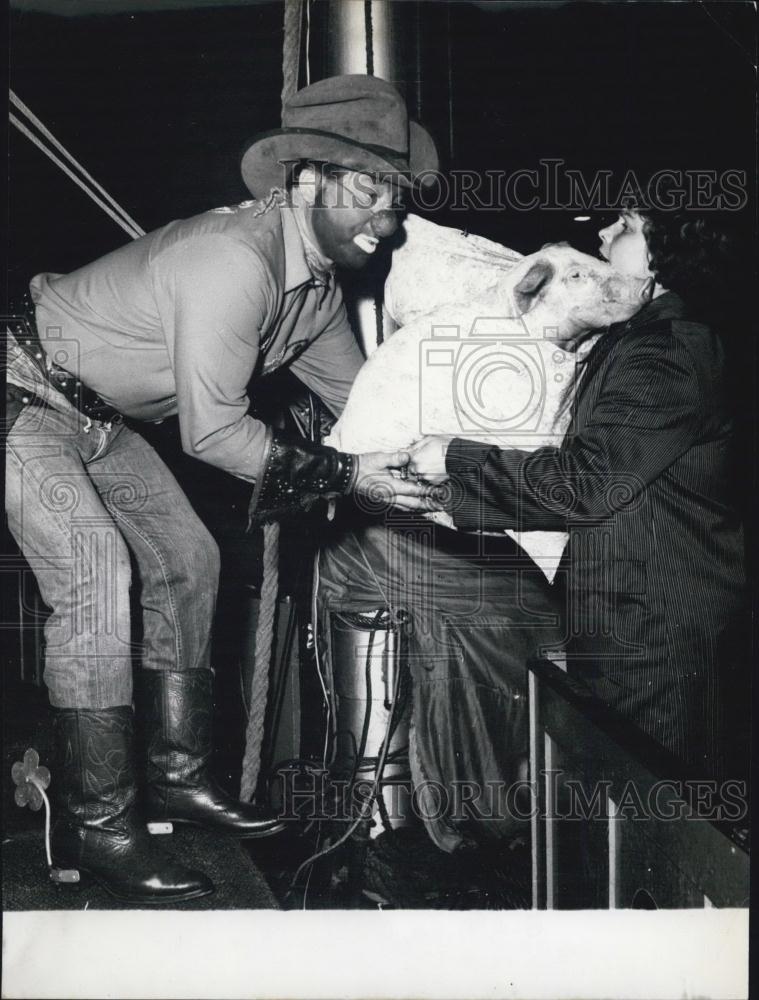 1957 Press Photo Circus Sarrasani in Daesseldorf, Germany. Hoppe the Clown. Pig. - Historic Images