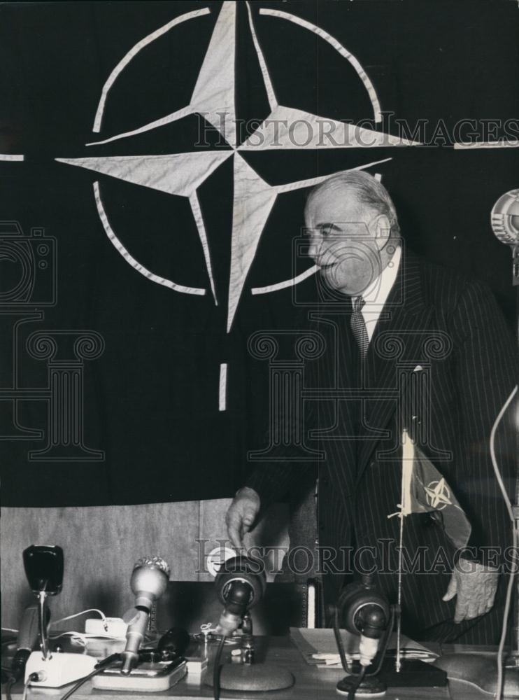 1957 Press Photo Secretary General of NATO Lord Ismay. Press Conference in Bonn. - Historic Images