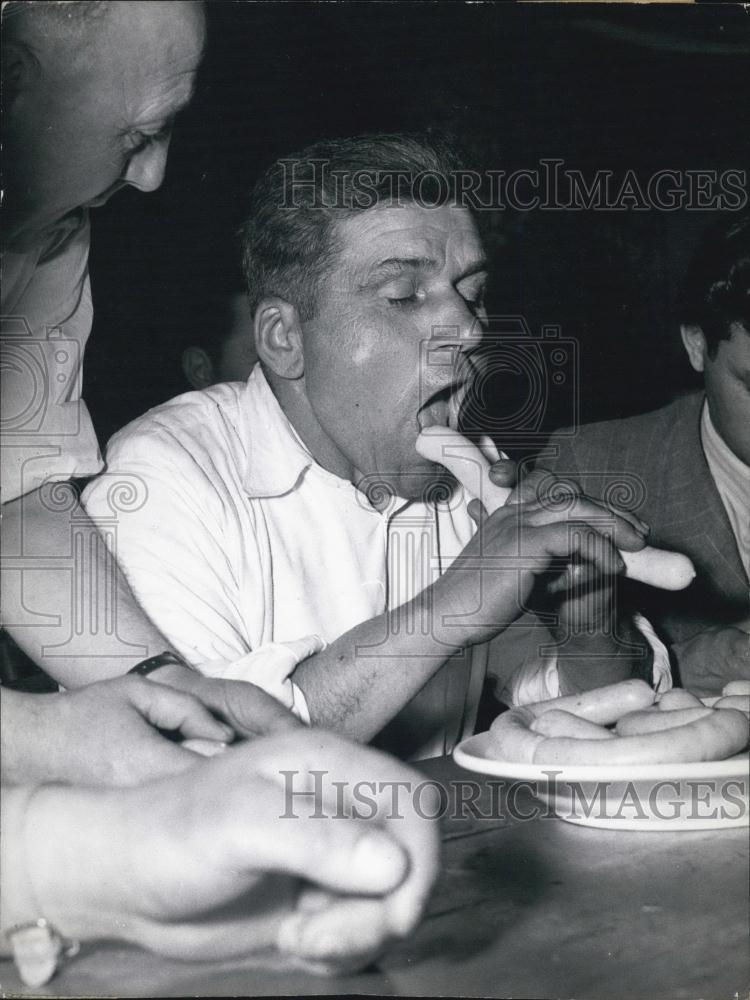Press Photo World Record Weisswurst Eating Competition. Max Bienienda. - Historic Images