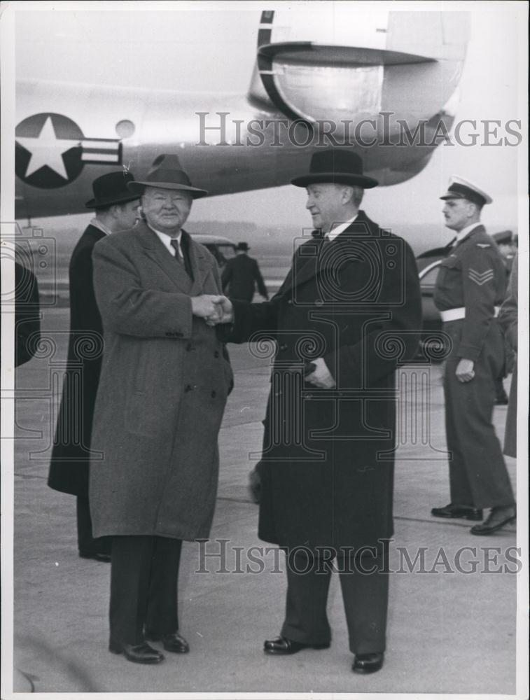 1954 Press Photo Herbert Hoover. Bonn Airport. German Chancellor Dr. Adenauer. - Historic Images