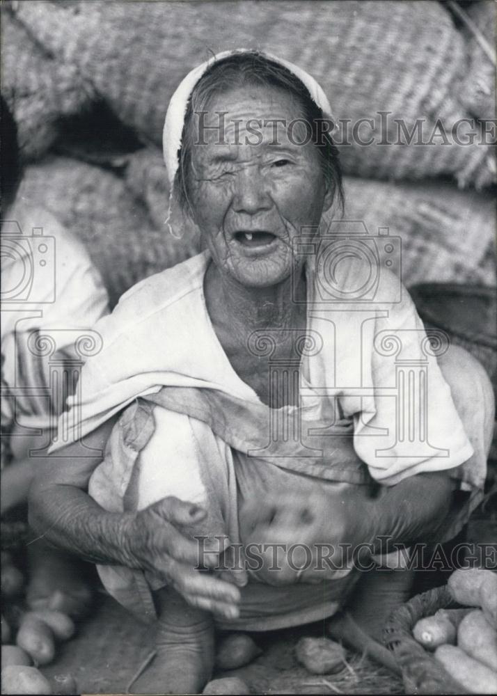 1967 Press Photo Korean Potato Vendor/Farmer - Historic Images