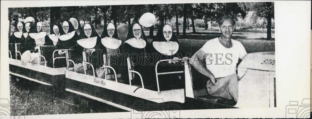 1952 Press Photo Nuns in a Transport Car in St. Louis. - Historic Images