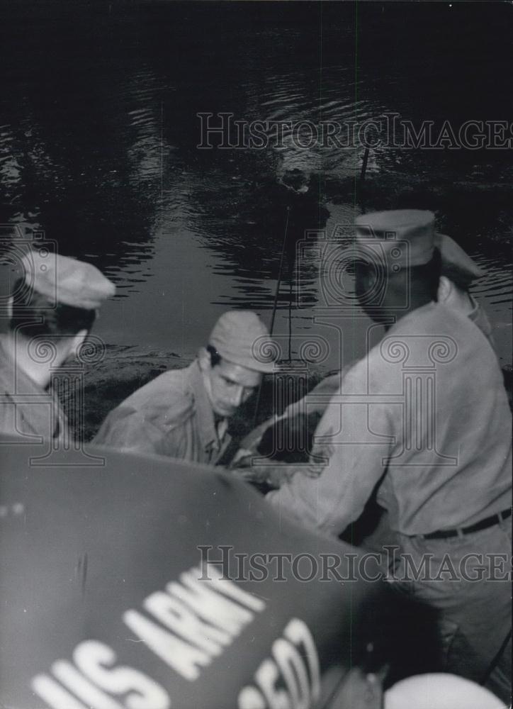 1958 Press Photo American Pioneers De-Silting a Berlin Pond. - Historic Images