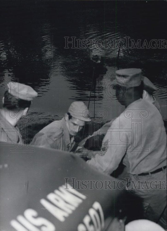 1958 Press Photo American Pioneers De-Silting a Berlin Pond. - Historic Images