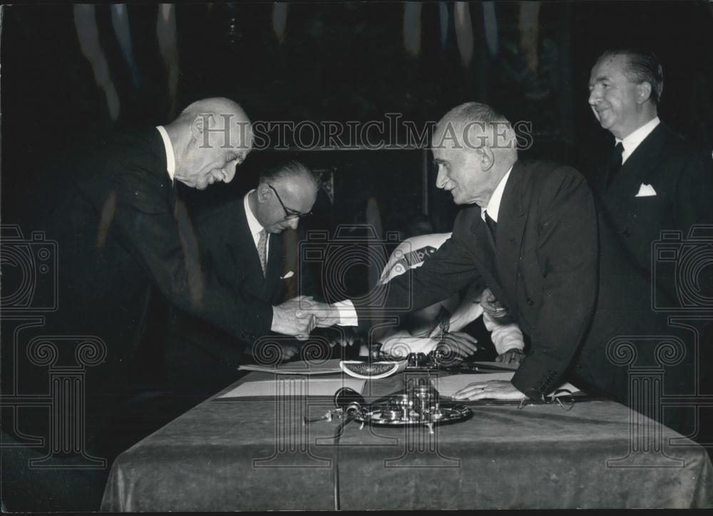 1953 Press Photo Pella Shaking Hands with President Einaudi - Historic Images