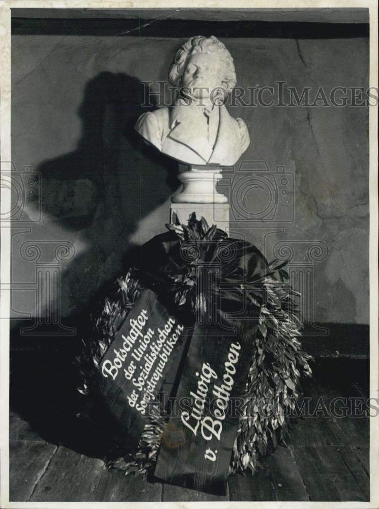 1955 Press Photo Wreath Lain at Beethoven Bust. Russian Ambassador Sorin. - Historic Images