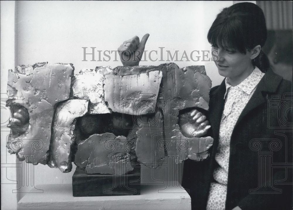 1968 Press Photo Felix Roulin Sculpture "Sculpture avec seins aur soclo de bois" - Historic Images