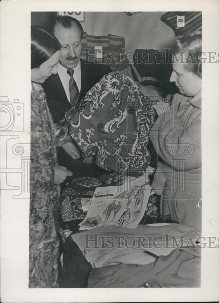 Press Photo German Businessmen Looking at Fabric. - Historic Images